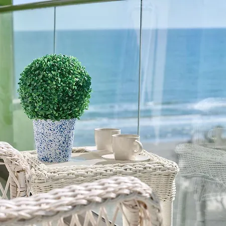 Sara Blu And Pool Mamaja