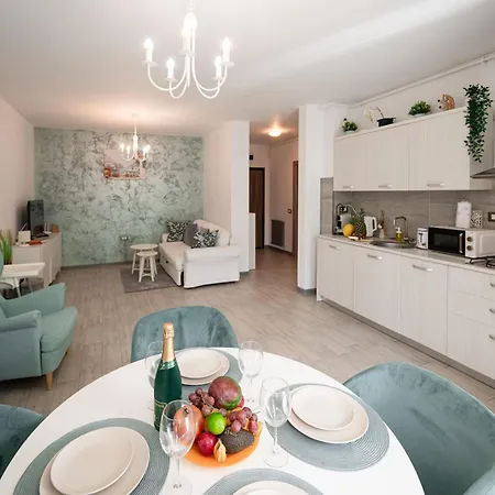 Sara Blu And Pool Mamaja